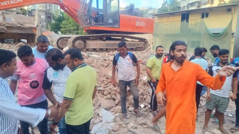 प्रभादेवी येथील पुनर्विकासात घर न मिळाल्याने रहिवाश्यांनी रस्ता रोको करून केले आंदोलन