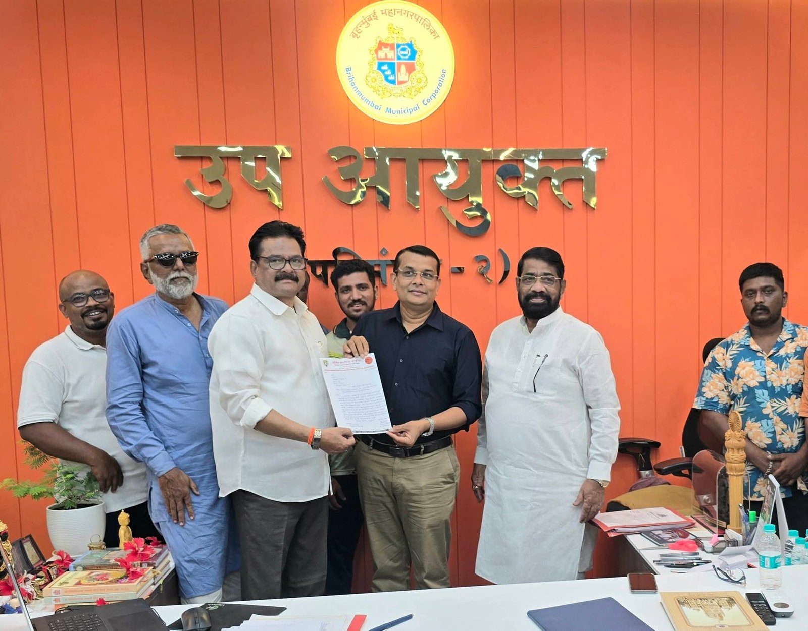 परळ येथे रुग्णवाहिकेसाठी स्वतंत्र मार्ग करा <br>माजी नगरसेवक अनिल कोकिळ यांची मागणी