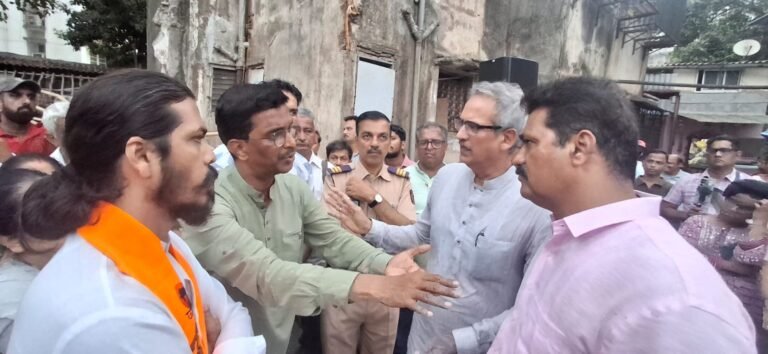 प्रभादेवी येथील पुरुषोत्तम वाडीचा पुनर्विकास रखडल्याने रहिवाशांनी&nbsp; केले आंदोलन, महिलांवर आली मंगळसूत्र विकण्याची वेळ