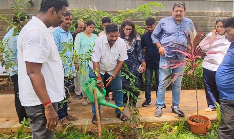 जागतिक पर्यावरण दिनानिमित्त शिवसेना व राष्ट्रीय शिवस्वराज्य सेनेचा वृक्षारोपण उपक्रम उत्साहात संपन्न