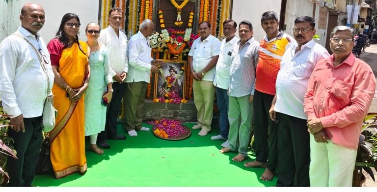 खेतवाडी येथे राजश्री शाहू महाराज यांच्या जयंतीनिमित्त केले अभिवादन