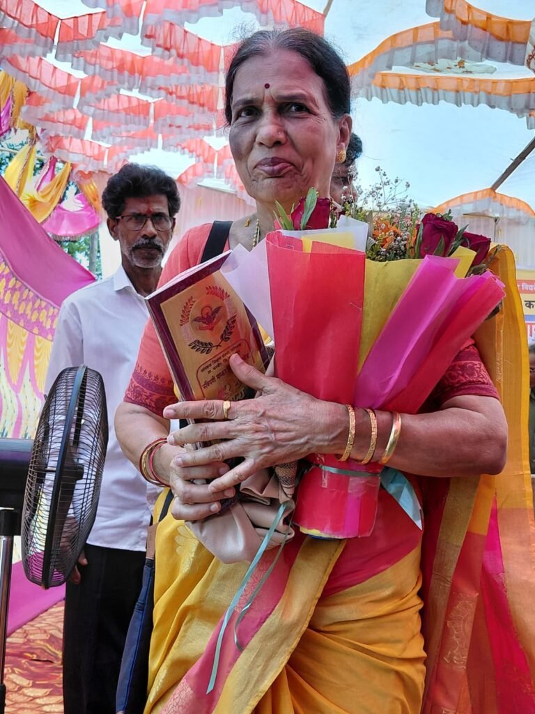 वयाच्या ७५ व्या वर्षीही मातीसाठी धडपडणाऱ्या एका माऊलीची प्रेरणादायी गाथा: रेशनिंग क्लर्क ते आदर्श शिक्षण महर्षी!