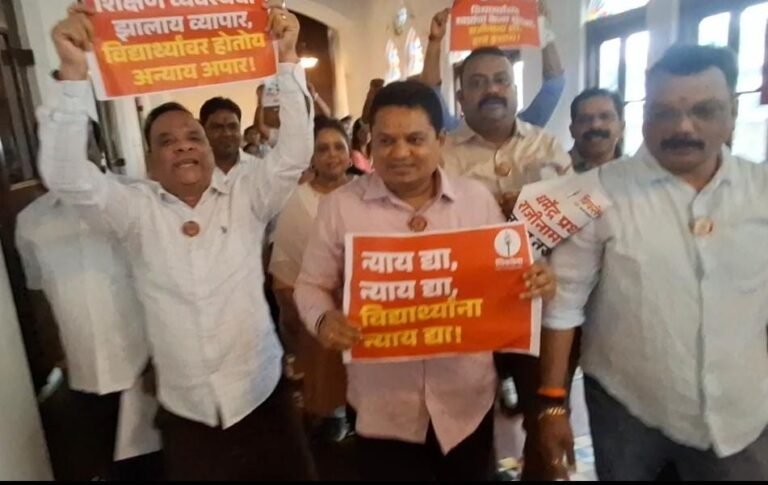 विद्यार्थ्यांना न्याय मिळावा यासाठी <br>विरोधकांनी महापालिका सभागृहात केला निषेध व्यक्त