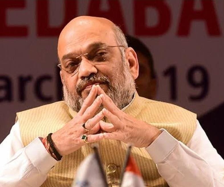 नोटाबंदीनंतर अमित शहा यांनी गुजरातमधील बँकेमध्ये तीन दिवसात 700 कोटी रुपये सफेद केले. मनोरंजन रॉय यांचा आरोप