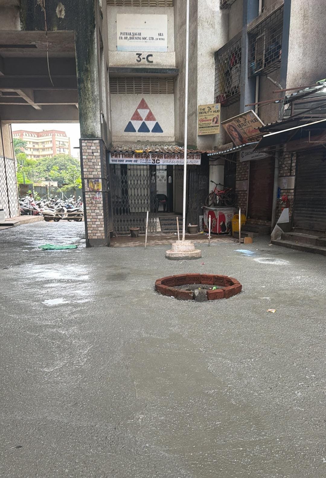 पाथरनगर एस. आर. ए. इमारतीतील विकास कामांना गती-रस्ता, चेंबर, ड्रेनेज आणि साफसफाईचे काम सुरू
