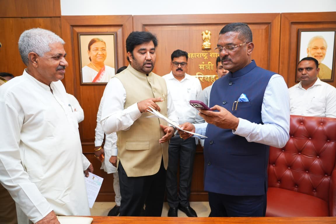 *शेळी-मेंढी व बकऱ्यांच्या कायदेशीर वाहतुकीसाठी स्वतंत्र SOP तयार करा; हाजी अरफात शेख यांची मंत्री पंकजा मुंडे आणि परिवहन मंत्री प्रताप सरनाईक यांच्याकडे मागणी*