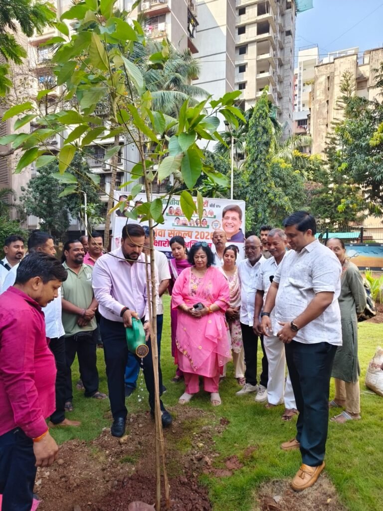 मालाडच्या स्वतंत्रता उद्यानात (लिबर्टी गार्डन) नगरसेवक तेजिंदरसिंग तिवाना यांच्या हस्ते वृक्षारोपण