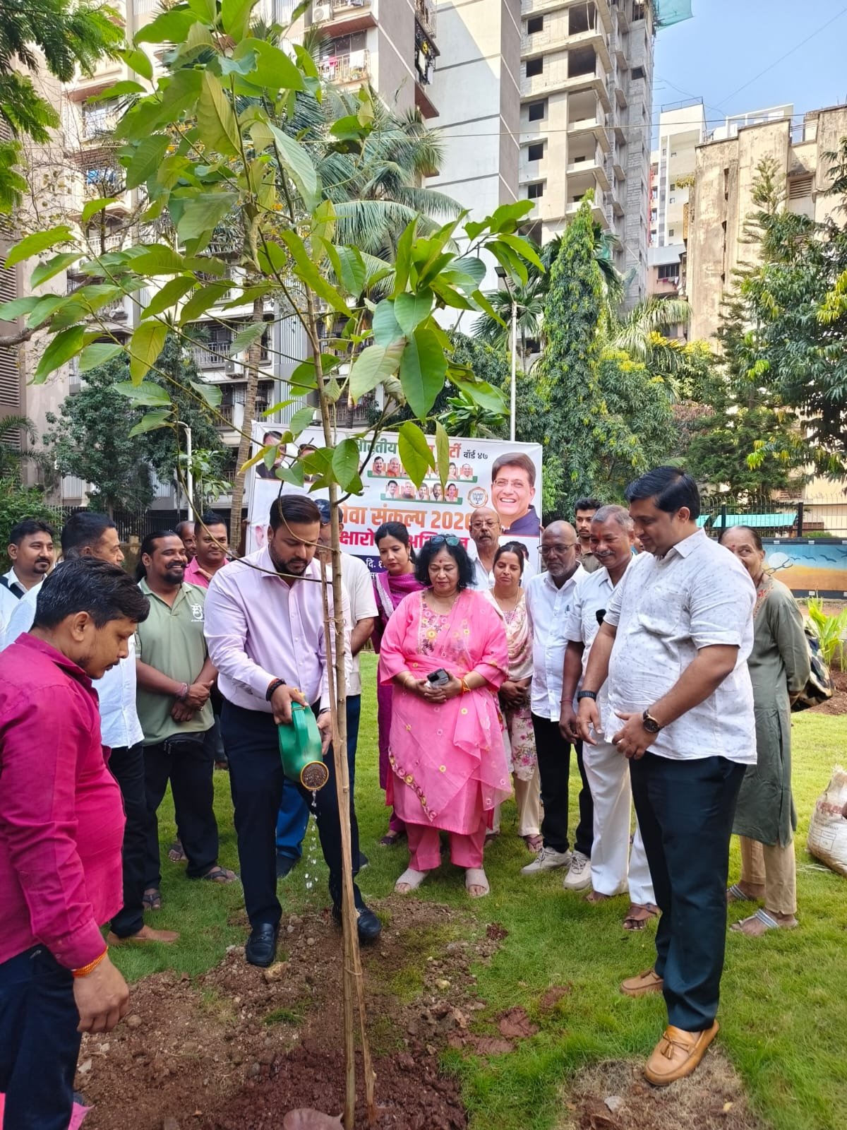 मालाडच्या स्वतंत्रता उद्यानात (लिबर्टी गार्डन) नगरसेवक तेजिंदरसिंग तिवाना यांच्या हस्ते वृक्षारोपण